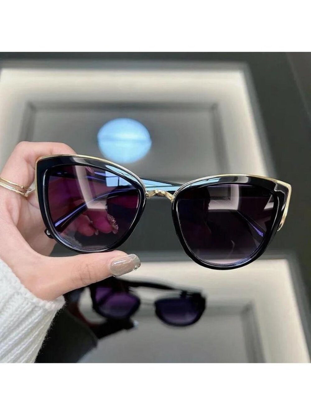 Retro Sunglasses - Picture 2 of 4